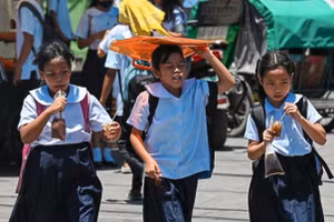 Nắng nóng ảnh hưởng đến việc học tập của trẻ em Philippines.