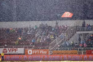 Khán giả đội mưa cổ vũ CA TPHCM trên sân Thống Nhất. Ảnh: INT