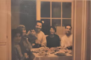 Bạn bè quây quần bên mâm cơm tất niên chiều 29 Tết ở London (Từ phải sang trái: Osborn, Wan Yuang, Lotfy, bé con của Lotfi, Olivia và Hoàng). Ảnh: NVCC.