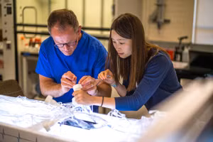 Hai nhà khoa học Jeremy Heit và Renee Zhao cùng thực hiện nghiên cứu tại Đại học Stanford. Ảnh: Aaron Kehoe