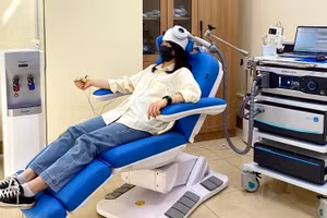 Người bệnh điều trị mất ngủ. Ảnh: Trung Vũ