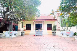  Đền Quan Đại tại thôn La Khê xã Tiền An (Yên Hưng, Quảng Ninh), nơi Trương Quốc Dụng hi sinh và được dân lập đền thờ.