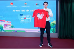 Cầu thủ Đoàn Văn Hậu lan tỏa thông điệp nói không với ma túy đến các em học sinh, sinh viên.