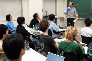 Một tiết học bằng tiếng Anh tại Đại học Nagoya, Nhật Bản.