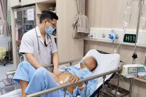 Điều trị cho bệnh nhân đột quỵ tại Bệnh viện Bạch Mai.