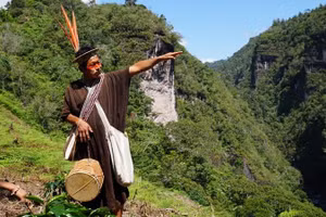 Ông Tsitsiri Samaniego khảo sát thung lũng Perene từ một sườn núi. Ảnh: Neil Giardino