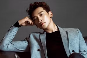 Bi Rain sinh năm 1982, bước vào làng giải trí từ năm 2002 với vai trò ca sĩ.