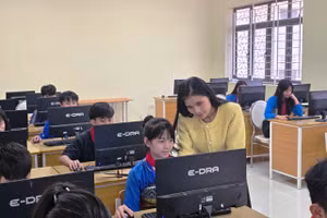 Cô và trò Trường Phổ thông Dân tộc nội trú -THCS Quan Sơn trong giờ học ở thư viện số.