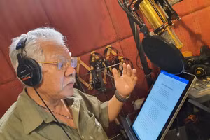 NSND Lê Chức trong phòng thu.