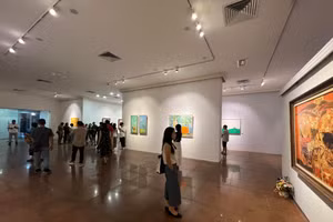 Đây là lần thứ 2 họa sĩ Nguyễn Văn Đức, Tùng Nguyễn, Nguyễn Minh mở triển lãm 'Câu chuyện tháng Mười'.