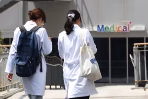 Các trường y quá tải do hàng nghìn sinh viên đi học lại.