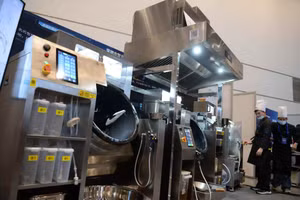 Trong một cuộc thi, nếu không tính thời gian chuẩn bị nguyên liệu, đa số robot chỉ mất khoảng 3 phút để hoàn thiện một món ăn. Ảnh: INT