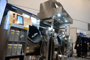 Trong một cuộc thi, nếu không tính thời gian chuẩn bị nguyên liệu, đa số robot chỉ mất khoảng 3 phút để hoàn thiện một món ăn. Ảnh: INT