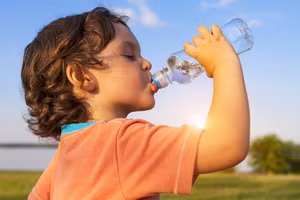 Nắng nóng kéo dài tại Singapore ảnh hưởng sức khoẻ trẻ nhỏ.