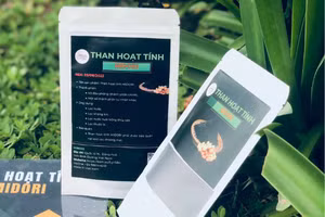 Sản phẩm than hoạt tính từ vỏ đậu phộng của nhóm học sinh.