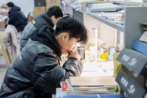 Sinh viên các trường đại học Trung Quốc thảo luận về AI.