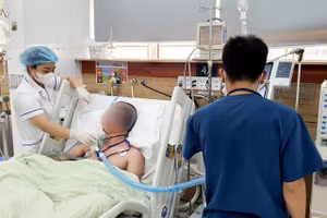 Bệnh nhân được hỗ trợ hô hấp, lọc máu do ngộ độc cồn giả chứa methanol. Ảnh: BVCC