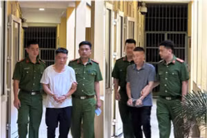 Chủ tịch, Phó Chủ tịch xã Tự Nhiên tại cơ quan công an.