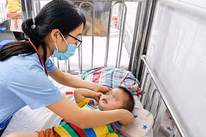 Trẻ mắc tay chân miệng điều trị tại Bệnh viện Nhi Trung ương. 