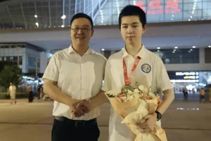 Xu Qiming (phải) nhận hoa chúc mừng.