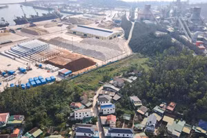 Khu dân cư xóm Hải Thịnh cạnh Trạm nghiền xi măng Sông Lam.