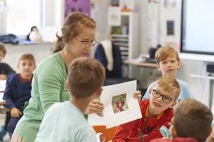 Một tiết học của trẻ em tiểu học Thụy Sĩ.