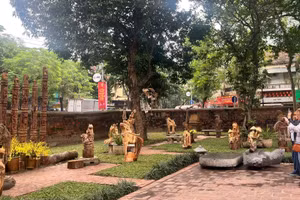 Một góc trưng bày 'Ngựa về phố'.