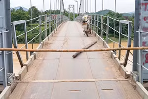 Cơ quan chức năng cấm lưu thông qua cầu Lam Khê để sửa chữa. Ảnh: Tường Vi