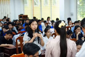 Sinh viên Đại học Trà Vinh tìm hiểu tác hại của thuốc lá trong chương trình do nhà trường và CDC Vĩnh Long phối hợp tổ chức. Ảnh: TG