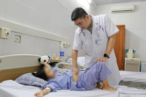 Bác sĩ khám lại vết mổ cho bệnh nhi. Ảnh: BVCC