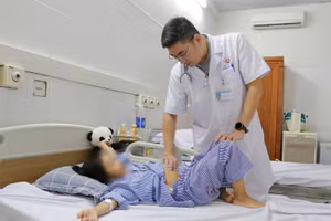 Bác sĩ khám lại vết mổ cho bệnh nhi. Ảnh: BVCC 