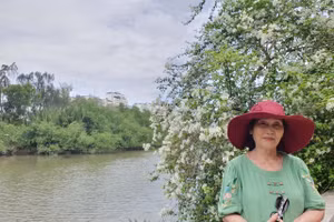 Ở tuổi gần 80, nhà thơ, nhà giáo Đặng Nguyệt Anh vẫn miệt mài viết và truyền lửa yêu thương. Ảnh: NVCC.