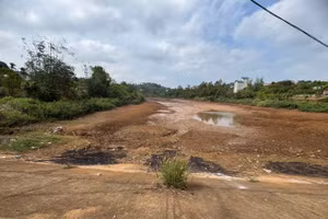 Ao, hồ ở Đắk Mil (Đắk Nông) cạn trơ đáy do hạn hán kéo dài. (Ảnh: T.T)