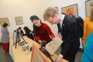 Du khách trải nghiệm in tranh ngựa tại triển lãm chuyên đề 'Ngựa trong Nghệ thuật tạo hình' ở Bảo tàng Mỹ thuật Việt Nam. Ảnh: BTC.