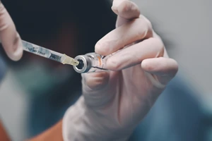 Tiêm vắc-xin đúng lịch là biện pháp an toàn, hiệu quả giúp trẻ tăng cường sức đề kháng. Ảnh minh họa: INT