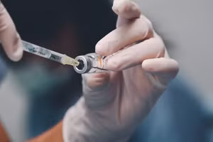 Tiêm vắc-xin đúng lịch là biện pháp an toàn, hiệu quả giúp trẻ tăng cường sức đề kháng. Ảnh minh họa: INT