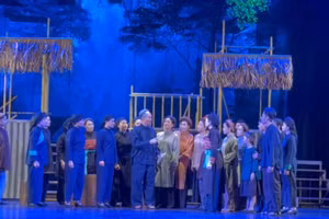 Vở cải lương 'Từ Việt Bắc về Hà Nội' khắc họa hình tượng Hồ Chí Minh toát lên những vẻ đẹp rất đỗi giản dị, ấm áp. Ảnh: HA.