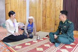 Niềm vui của bà Hồ Thị Đâng trong căn nhà vừa được hỗ trợ xây dựng. Ảnh: X.S