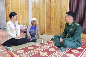 Niềm vui của bà Hồ Thị Đâng trong căn nhà vừa được hỗ trợ xây dựng. Ảnh: X.S