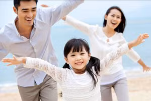 Cuộc đời chỉ thực sự được tự do, an toàn và hạnh phúc khi được sống trong vòng tay yêu thương của cha mẹ. Ảnh: ITN.