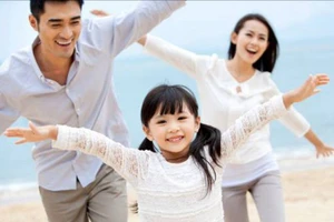 Cuộc đời chỉ thực sự được tự do, an toàn và hạnh phúc khi được sống trong vòng tay yêu thương của cha mẹ. Ảnh: ITN.