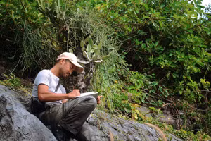 Họa sĩ Đào Văn Hoàng trong một chuyến đi thực địa trong rừng.