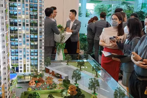 Khách hàng tham quan mua dự án của một chủ đầu tư tại tỉnh Bình Dương. Ảnh: Quốc Hải