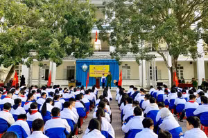 Học sinh Trường THCS Nam Ngạn tham gia buổi tuyên truyền phòng chống tác hại của thuốc lá và thuốc lá điện tử. Ảnh: NTCC