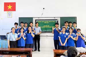 Thầy Trần Văn Kỹ cùng các em học sinh trong buổi sinh hoạt chuyên đề tại Trường THPT Nguyễn Trung Trực 1, An Giang. Ảnh: NVCC