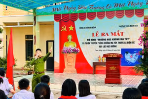 Buổi tuyên truyền phòng, chống ma túy và tác hại của thuốc lá điện tử tại Trường THCS Nam Thái (xã Nam Đồng).