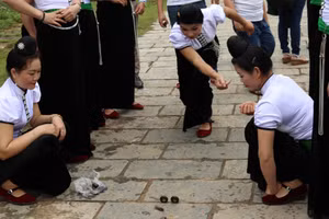 Trò chơi tó má lẹ của đồng bào Thái.