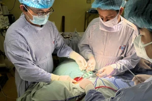 Các bác sĩ tại Bệnh viện K phẫu thuật cho bệnh nhân mắc ung thư. Ảnh: BVCC