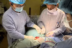 Các bác sĩ tại Bệnh viện K phẫu thuật cho bệnh nhân mắc ung thư. Ảnh: BVCC