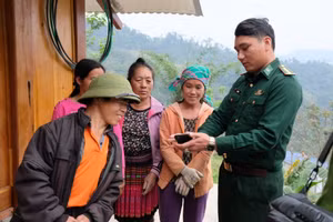 Lực lượng Biên phòng tuyên truyền cho bà con về tình trạng lừa đảo trên không gian mạng.